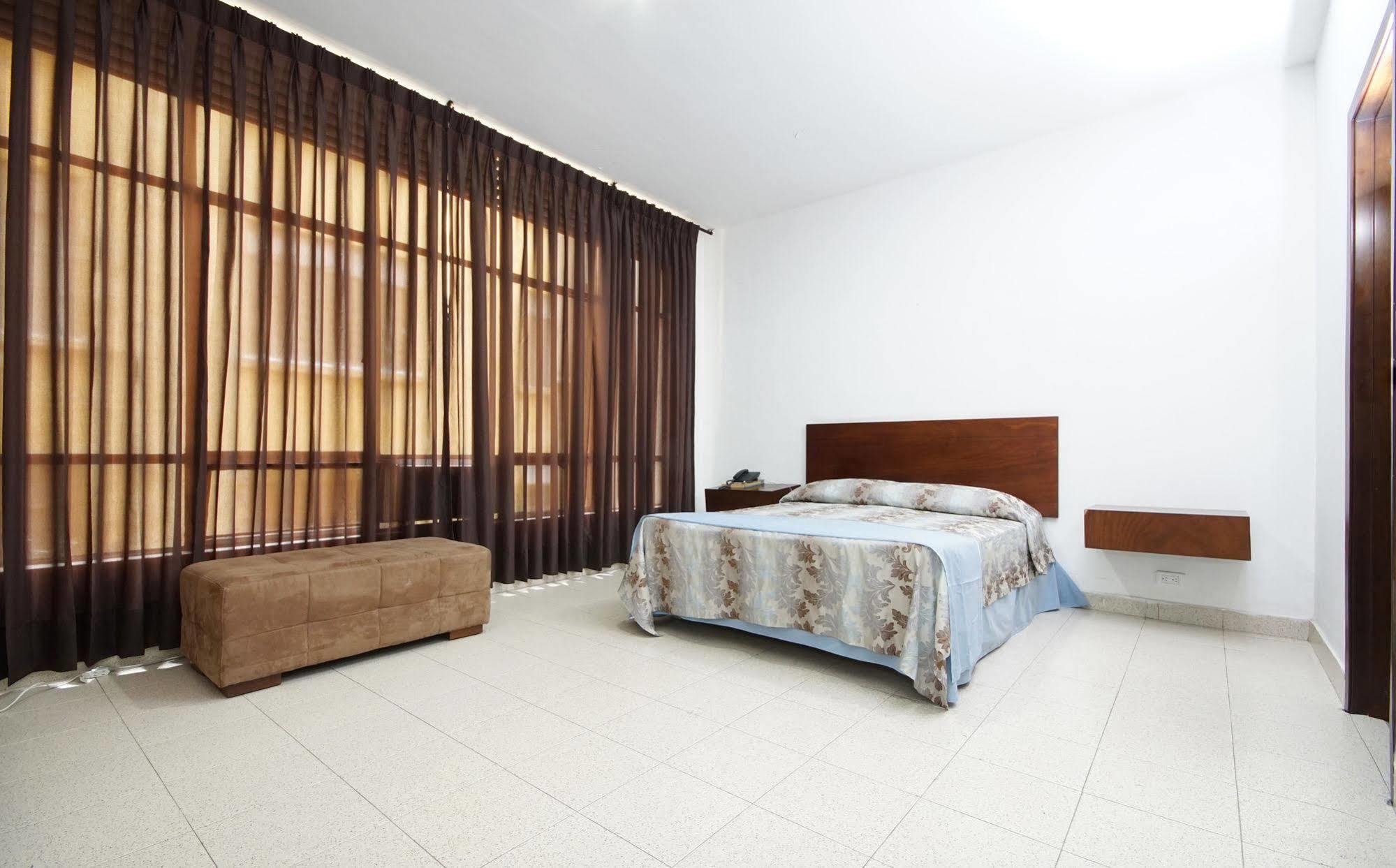 Hotel Royal Plaza กาลี ภายนอก รูปภาพ