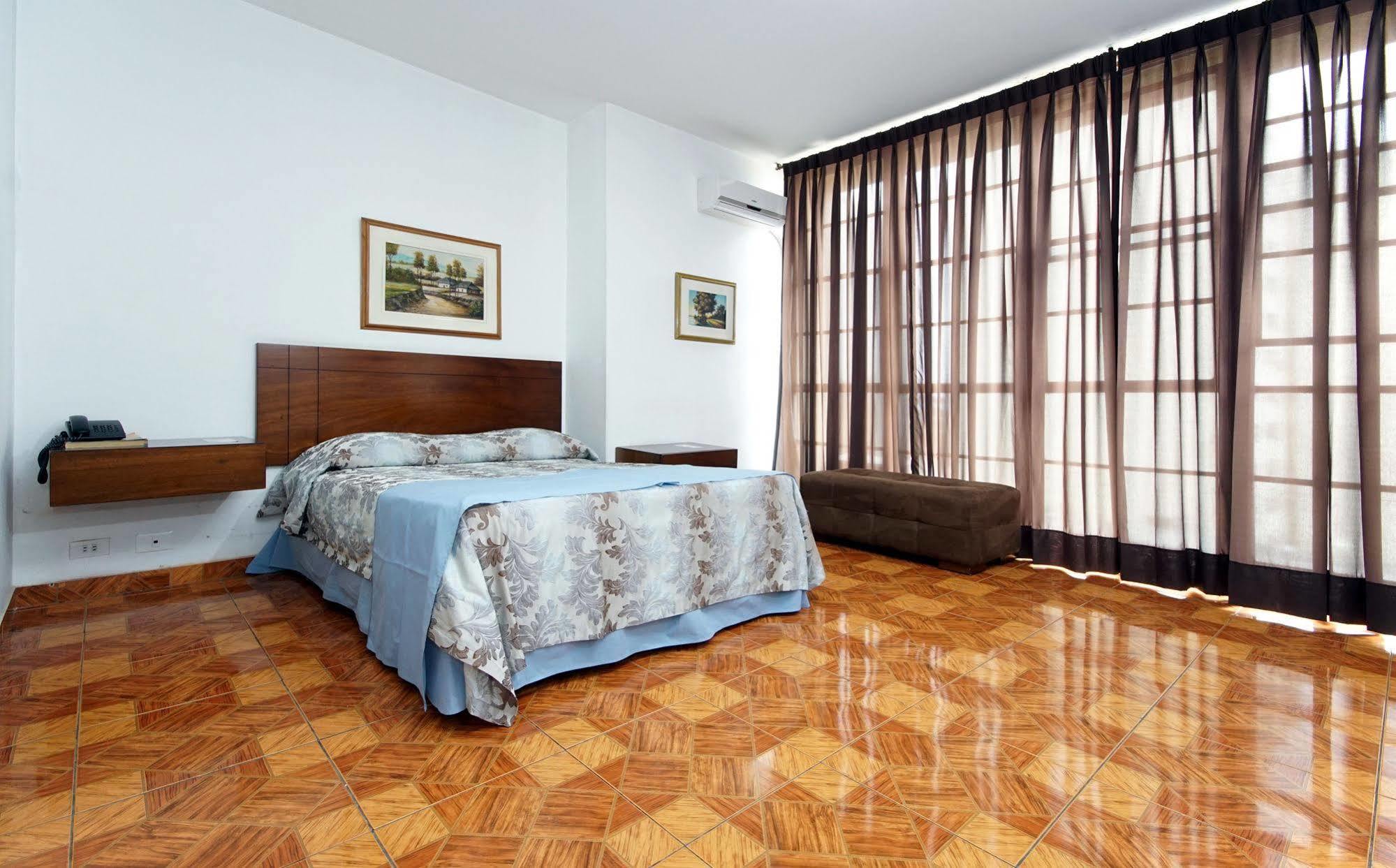 Hotel Royal Plaza กาลี ภายนอก รูปภาพ