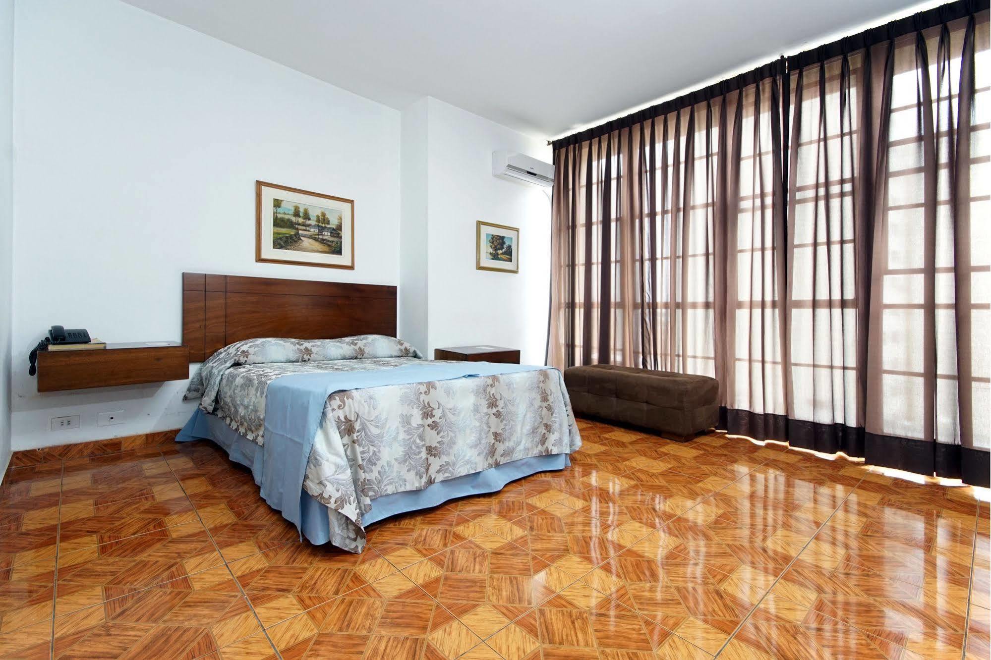 Hotel Royal Plaza กาลี ภายนอก รูปภาพ
