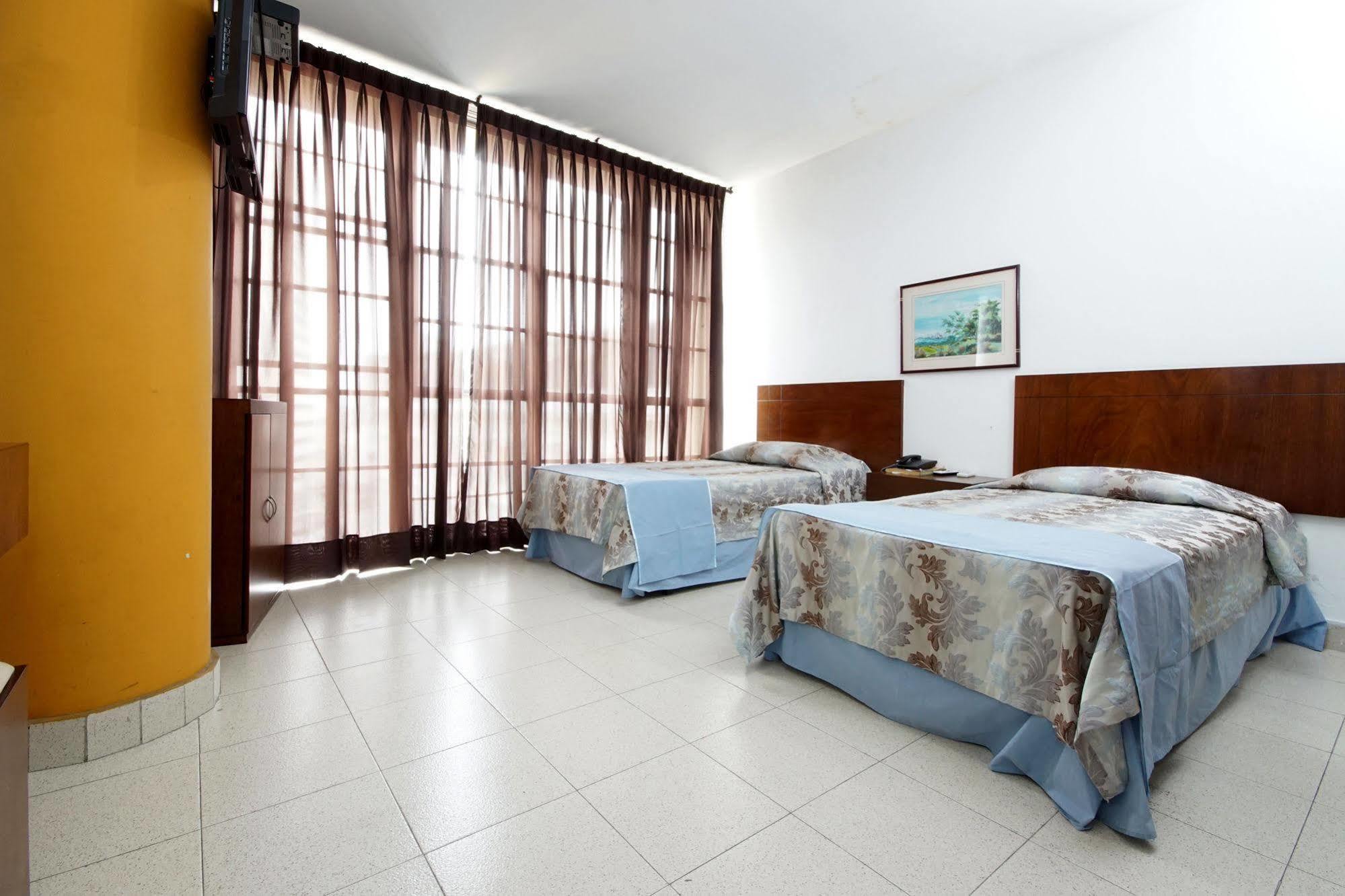 Hotel Royal Plaza กาลี ภายนอก รูปภาพ